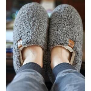 EverFoams Women’s Soft Curly Full Slippers Memory Foam House Shoes Light Gray